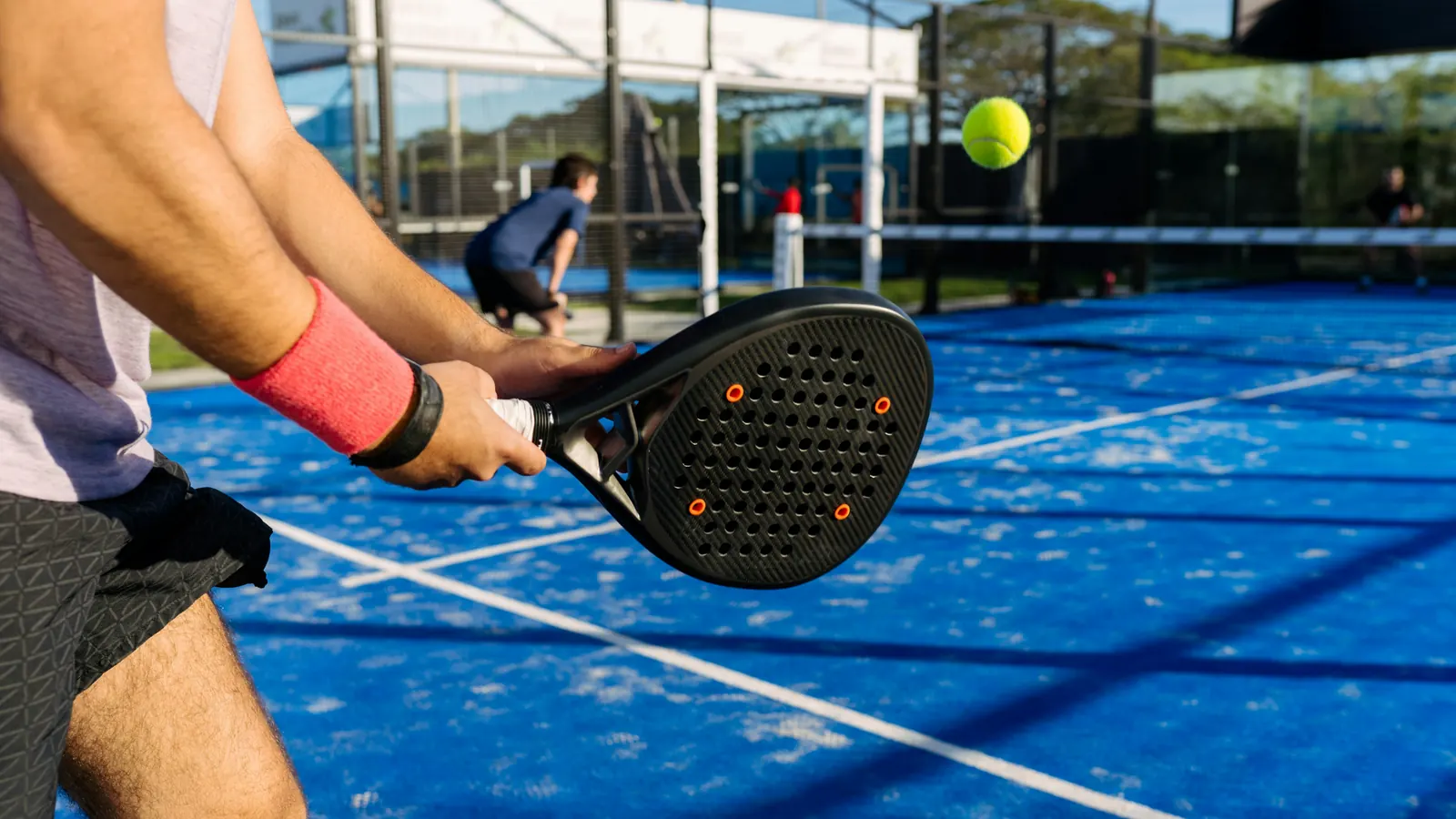 A padel player ready to return